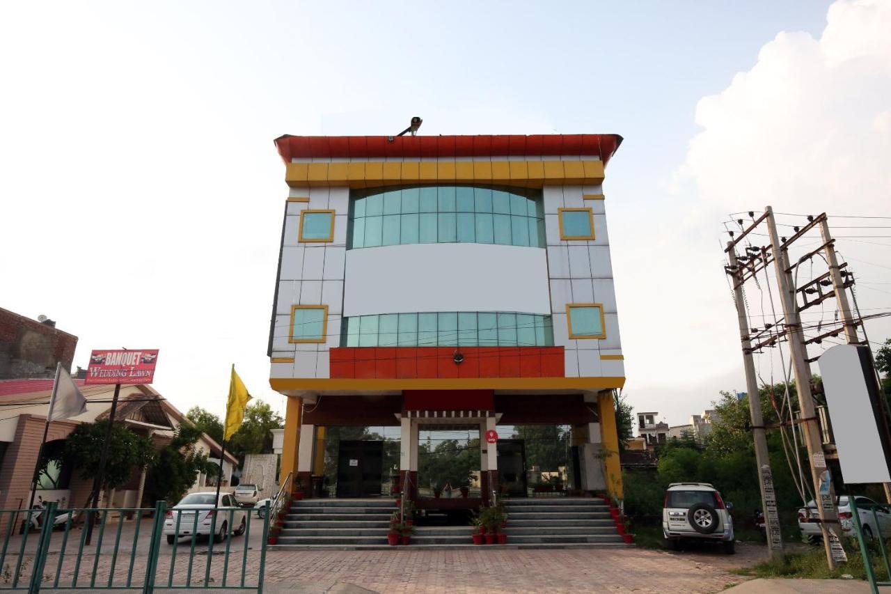 Capital O 10990 Hotel Gobind Regency Zirakpur Kültér fotó